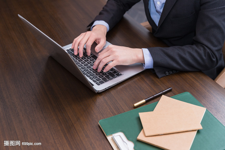 現(xiàn)代商務(wù)男士的得力助手 筆記本電腦打字特寫